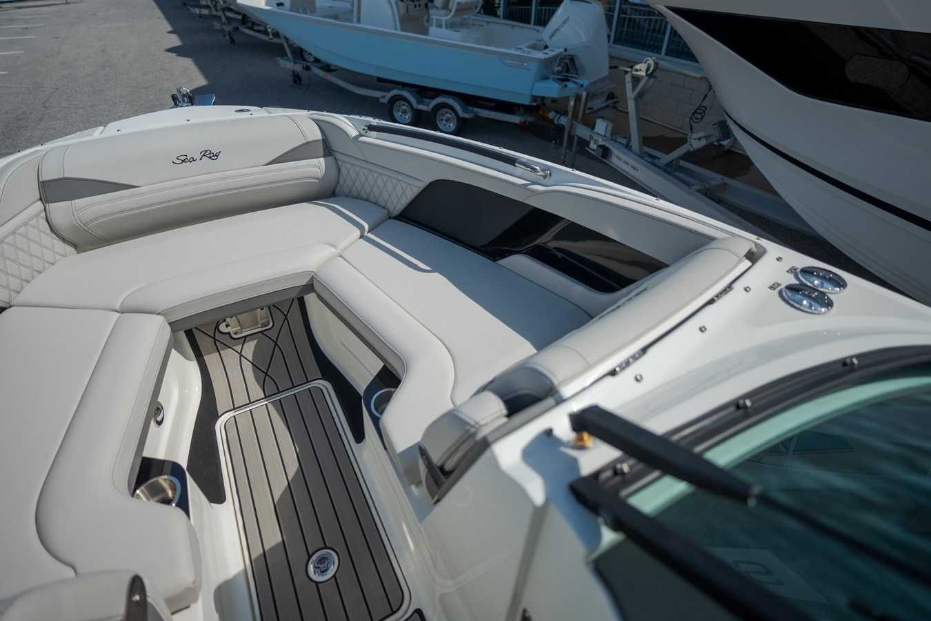 2027 Sea Ray SLX 260 Outboard 11