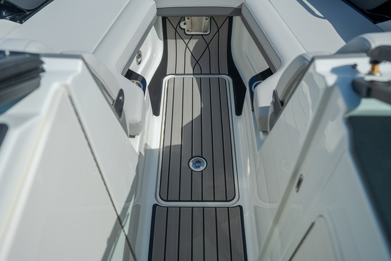 2027 Sea Ray SLX 260 Outboard 12