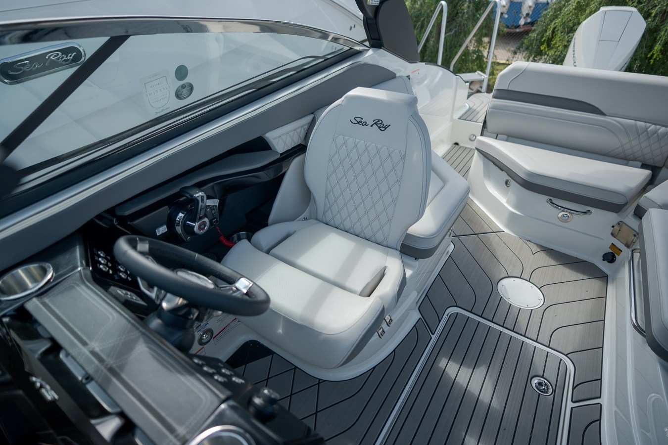 2027 Sea Ray SLX 260 Outboard 18