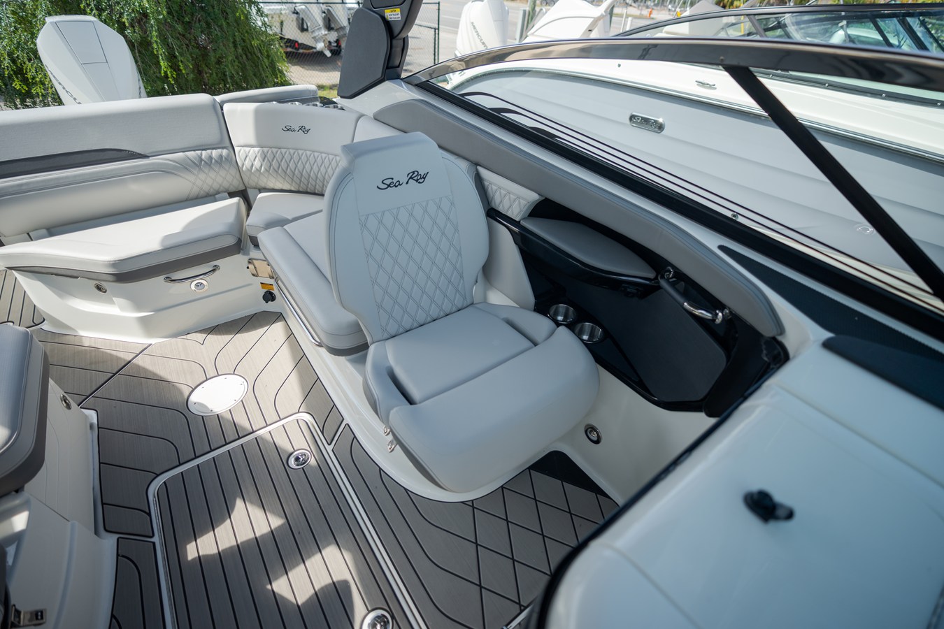 2027 Sea Ray SLX 260 Outboard 21