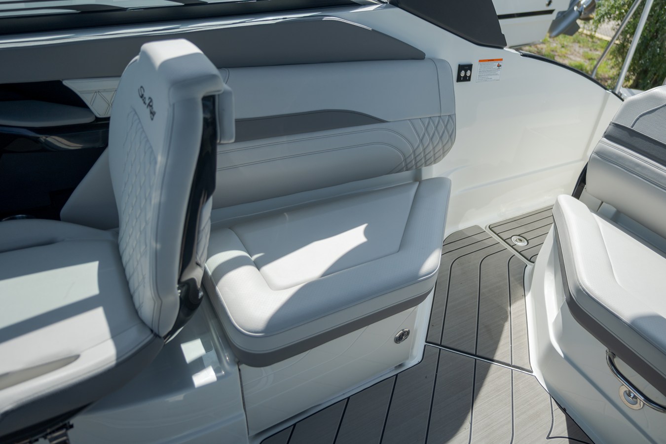 2027 Sea Ray SLX 260 Outboard 23