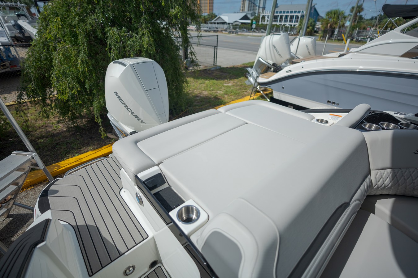 2027 Sea Ray SLX 260 Outboard 27