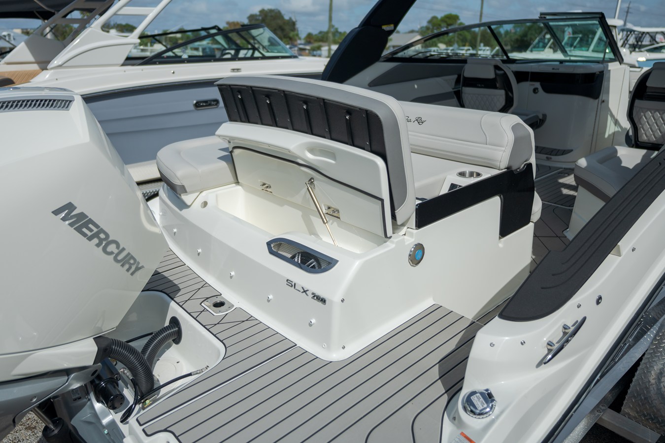 2027 Sea Ray SLX 260 Outboard 29