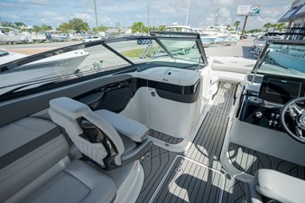 Sea Ray SLX 260 Outboard 18 2027 Sea Ray SLX 260 Outboard 19