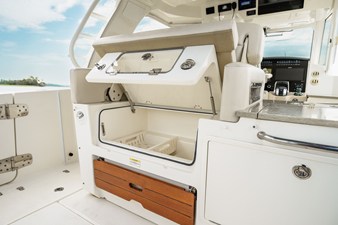 Boston Whaler 350 REALM 10 2021 Boston Whaler 350 REALM 11