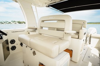 Boston Whaler 350 REALM 14 2021 Boston Whaler 350 REALM 15