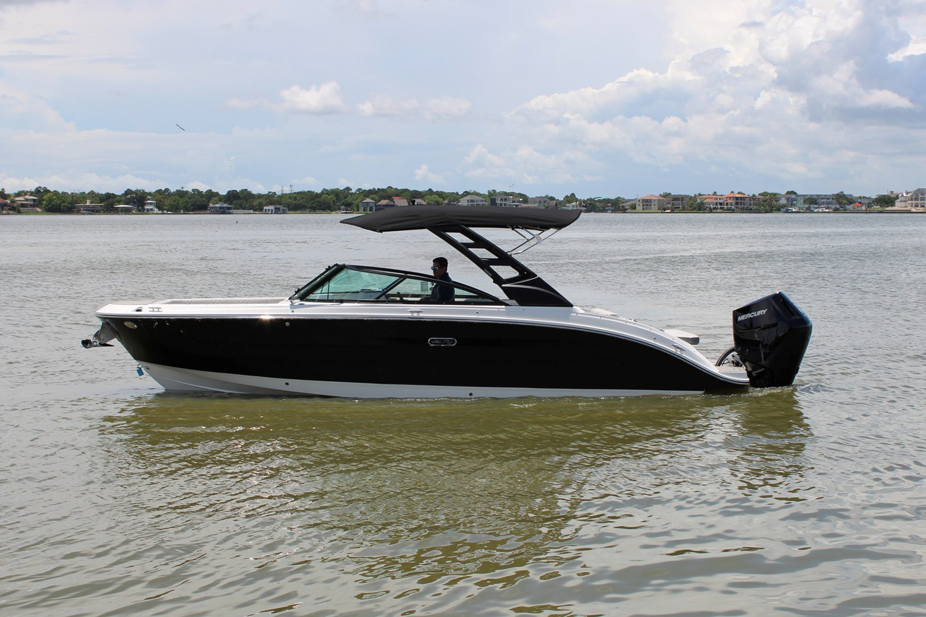 2026 Sea Ray SDX 270 Outboard 14