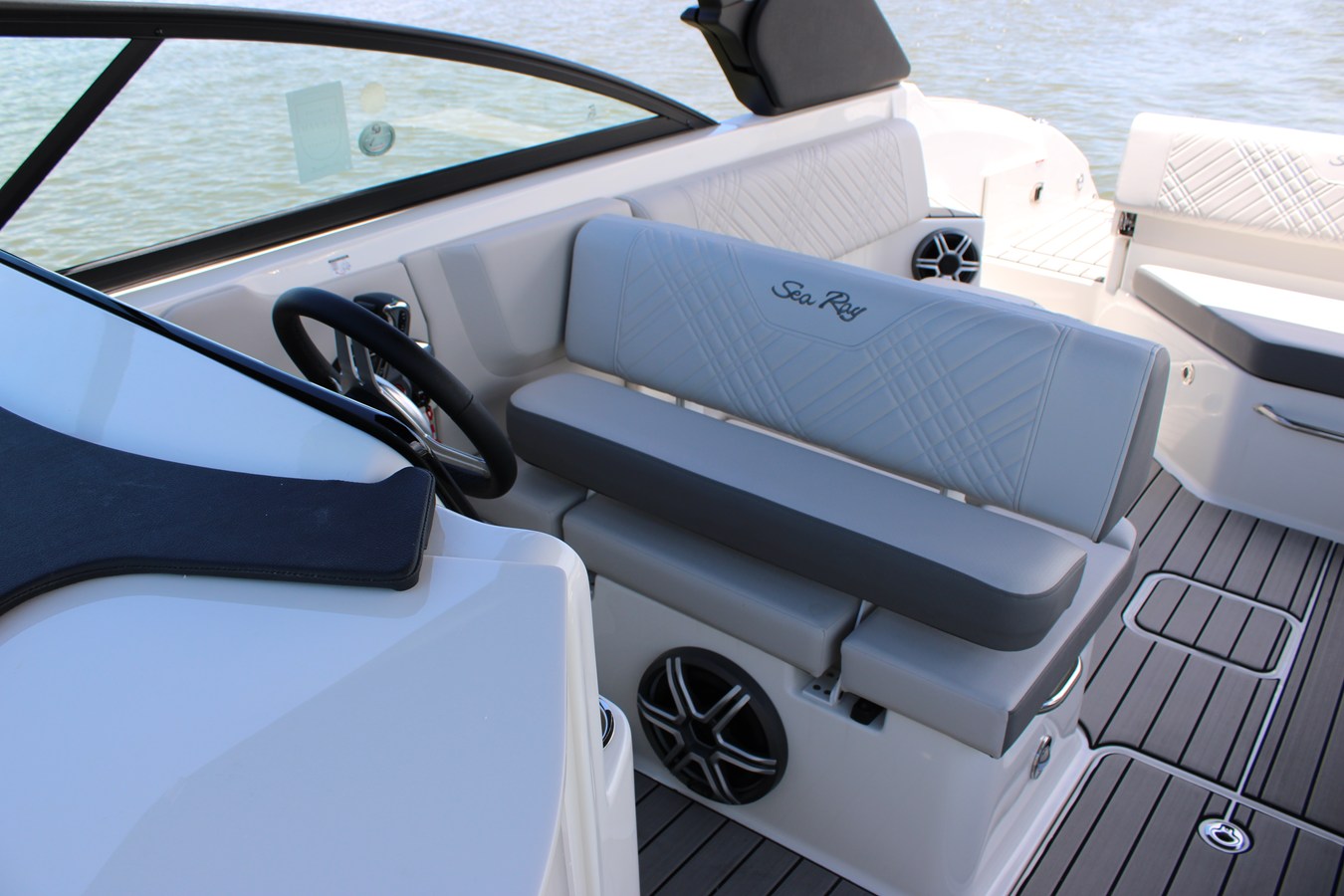 2026 Sea Ray SDX 270 Outboard 17