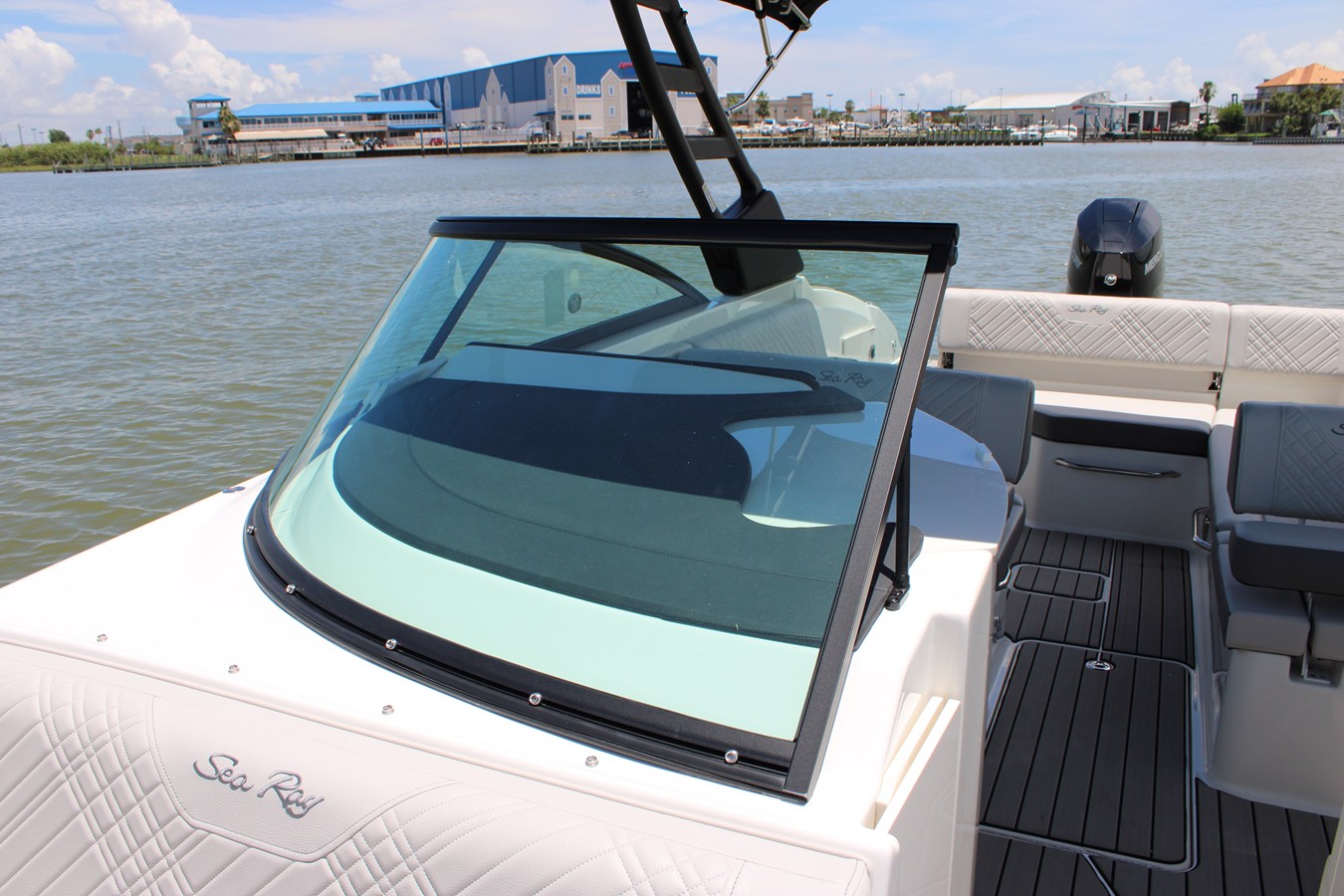 2026 Sea Ray SDX 270 Outboard 19