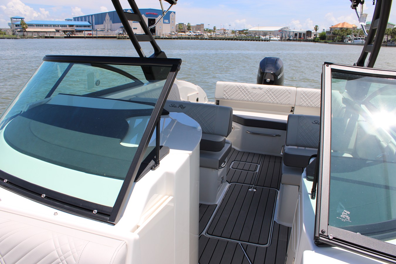2026 Sea Ray SDX 270 Outboard 21