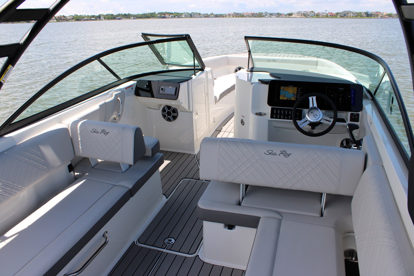 2026 Sea Ray SDX 270 Outboard 33