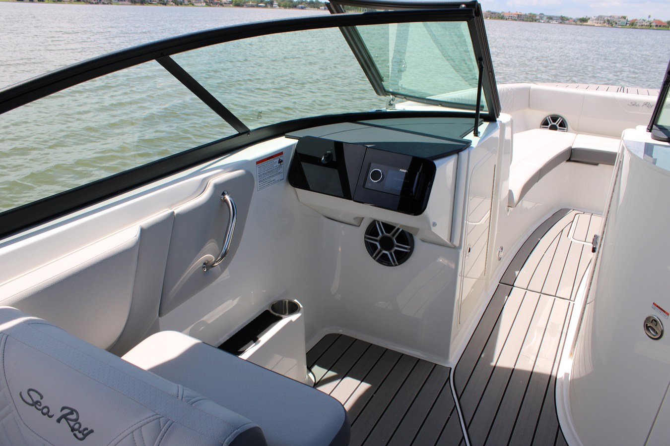 2026 Sea Ray SDX 270 Outboard 36