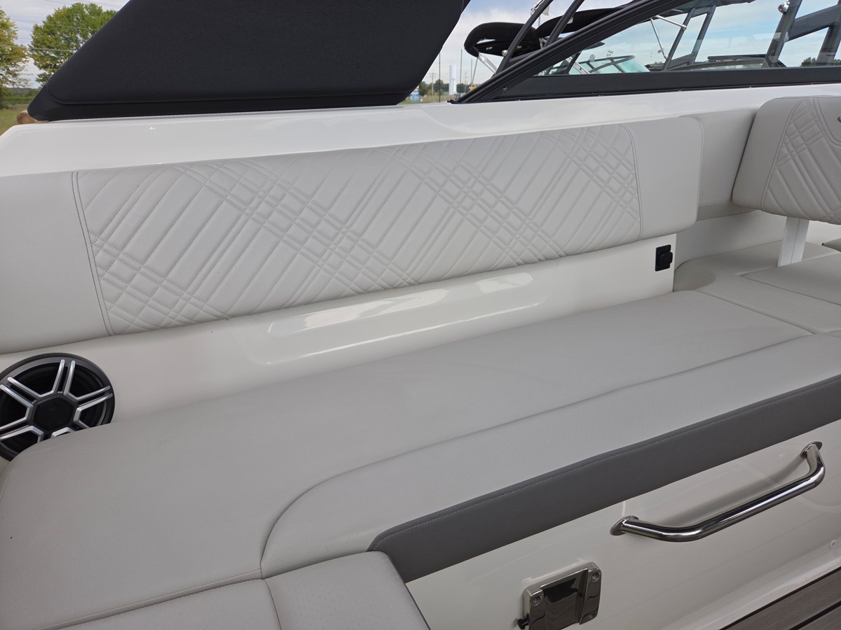 2026 Sea Ray SDX 250 39