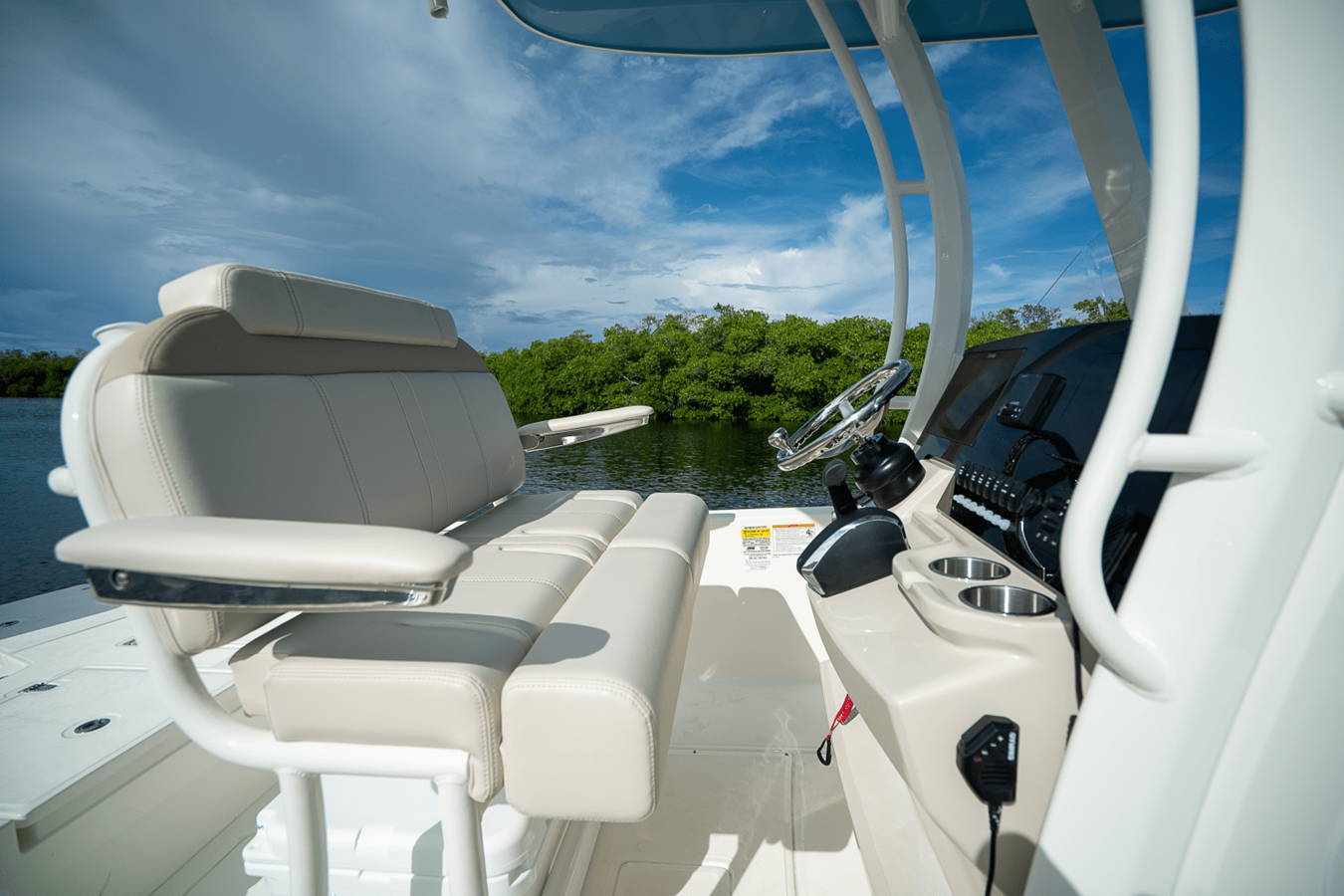 2026 Boston Whaler 250 Dauntless 11