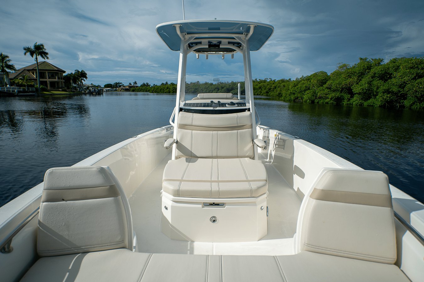 2026 Boston Whaler 250 Dauntless 18