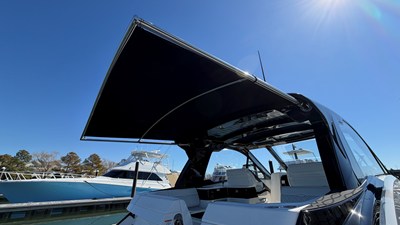 Sea Ray Sundancer 370 Outboard 11 2026 Sea Ray Sundancer 370 Outboard 12