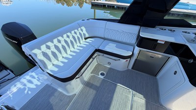 Sea Ray Sundancer 370 Outboard 12 2026 Sea Ray Sundancer 370 Outboard 13