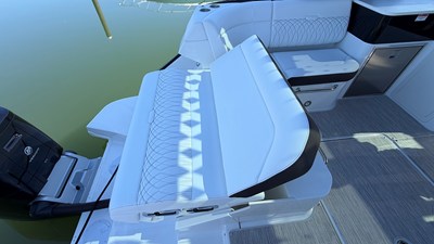 Sea Ray Sundancer 370 Outboard 14 2026 Sea Ray Sundancer 370 Outboard 15