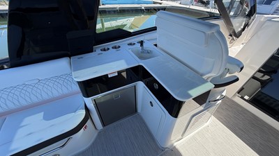 Sea Ray Sundancer 370 Outboard 16 2026 Sea Ray Sundancer 370 Outboard 17
