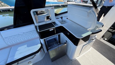 Sea Ray Sundancer 370 Outboard 17 2026 Sea Ray Sundancer 370 Outboard 18