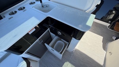 Sea Ray Sundancer 370 Outboard 18 2026 Sea Ray Sundancer 370 Outboard 19