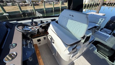 Sea Ray Sundancer 370 Outboard 20 2026 Sea Ray Sundancer 370 Outboard 21