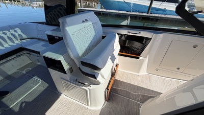 Sea Ray Sundancer 370 Outboard 24 2026 Sea Ray Sundancer 370 Outboard 25
