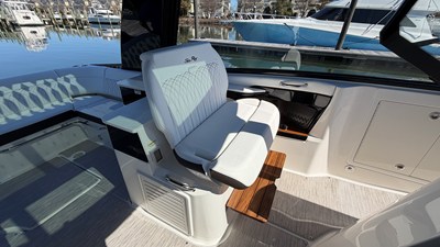Sea Ray Sundancer 370 Outboard 25 2026 Sea Ray Sundancer 370 Outboard 26