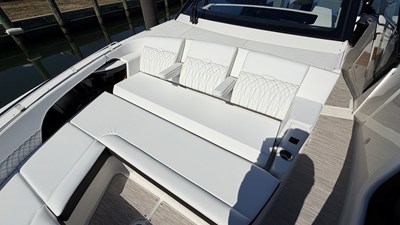 Sea Ray Sundancer 370 Outboard 28 2026 Sea Ray Sundancer 370 Outboard 29