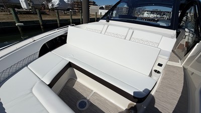 Sea Ray Sundancer 370 Outboard 29 2026 Sea Ray Sundancer 370 Outboard 30