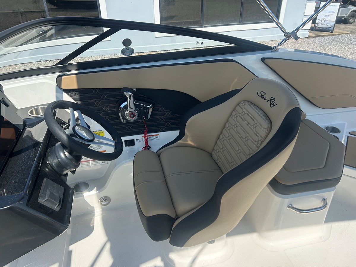 2026 Sea Ray SPX 210 Outboard 14