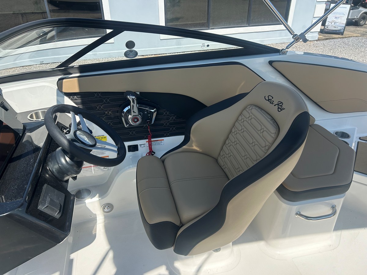 2026 Sea Ray SPX 210 Outboard 15