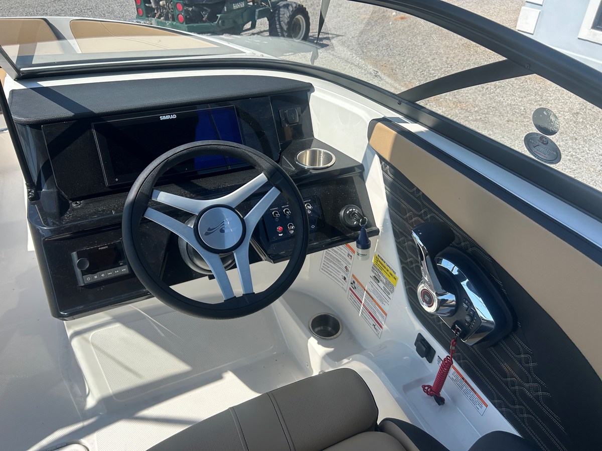 2026 Sea Ray SPX 210 Outboard 17