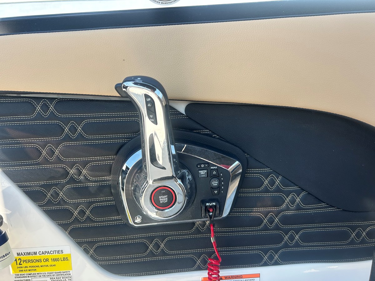 2026 Sea Ray SPX 210 Outboard 18