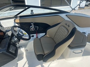 Sea Ray SPX 210 Outboard 14 2026 Sea Ray SPX 210 Outboard 15