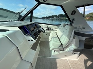 Sea Ray 320 SUNDANCER 31 2024 Sea Ray 320 SUNDANCER 32