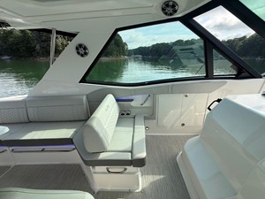Sea Ray 320 SUNDANCER 36 2024 Sea Ray 320 SUNDANCER 37