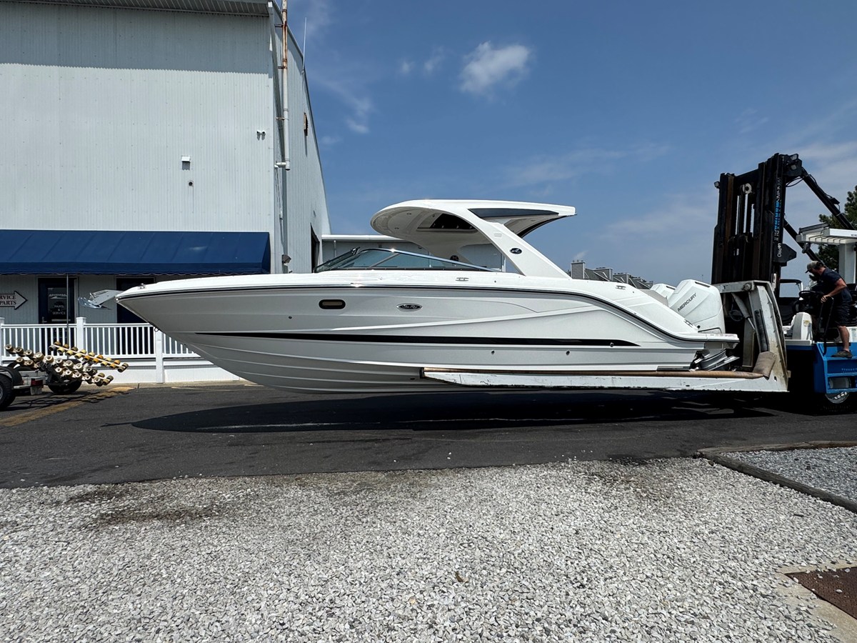 2027 Sea Ray SLX 310 Outboard 3