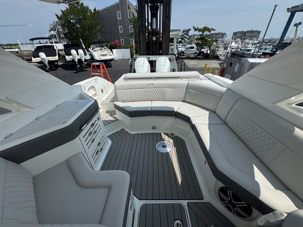 2027 Sea Ray SLX 310 Outboard 8
