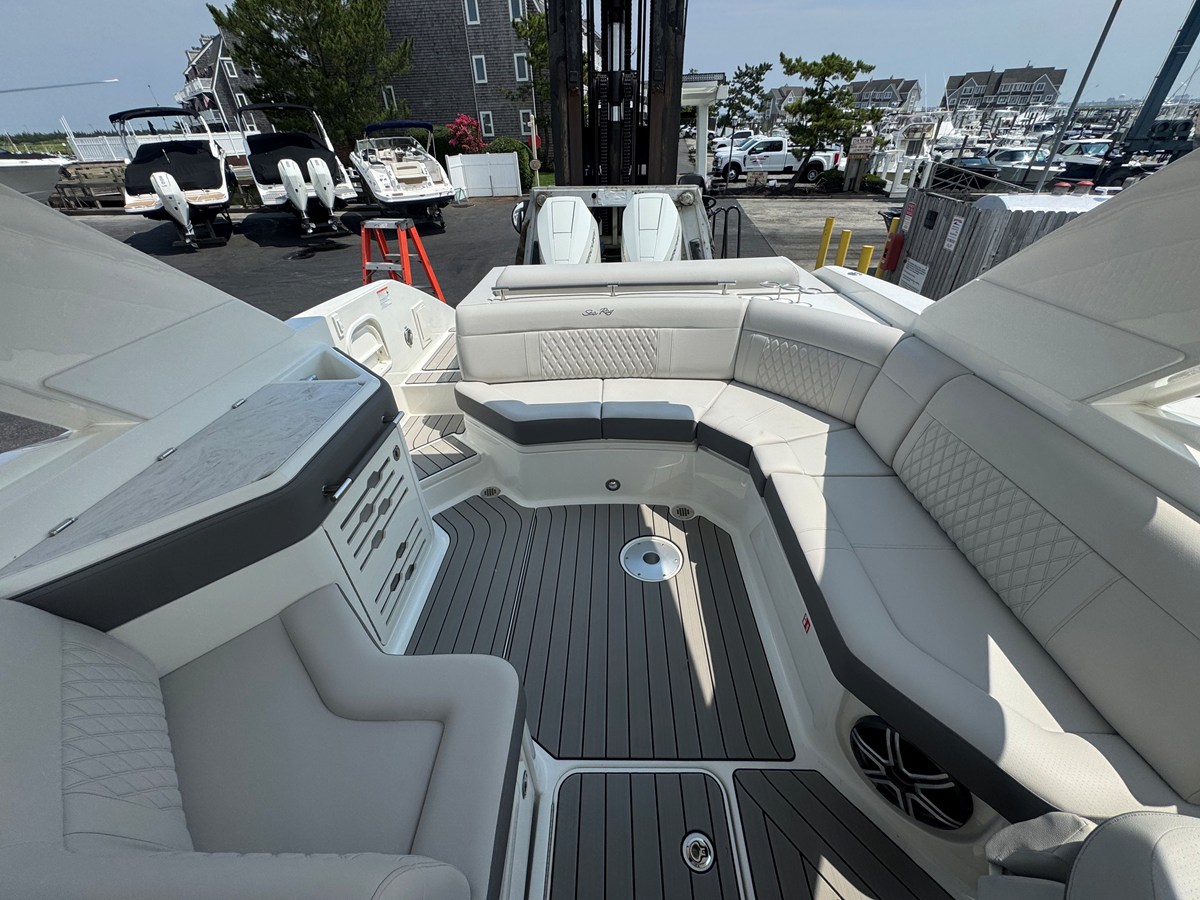 2027 Sea Ray SLX 310 Outboard 9