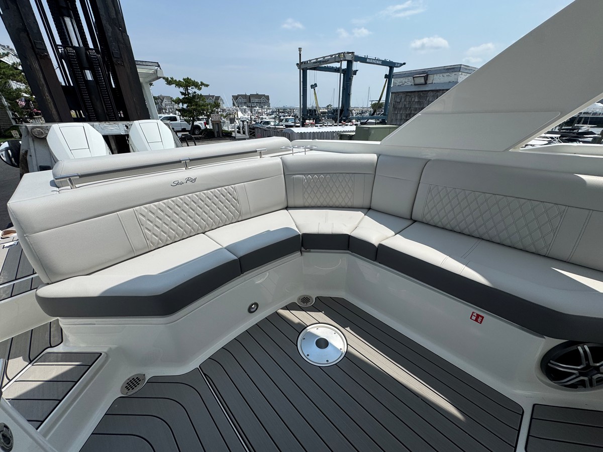 2027 Sea Ray SLX 310 Outboard 10