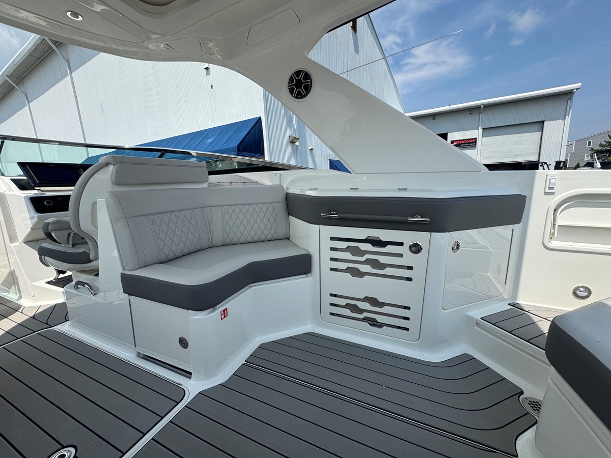 2027 Sea Ray SLX 310 Outboard 12