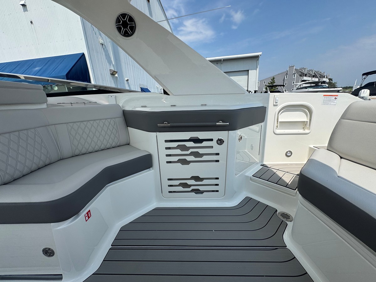 2027 Sea Ray SLX 310 Outboard 13