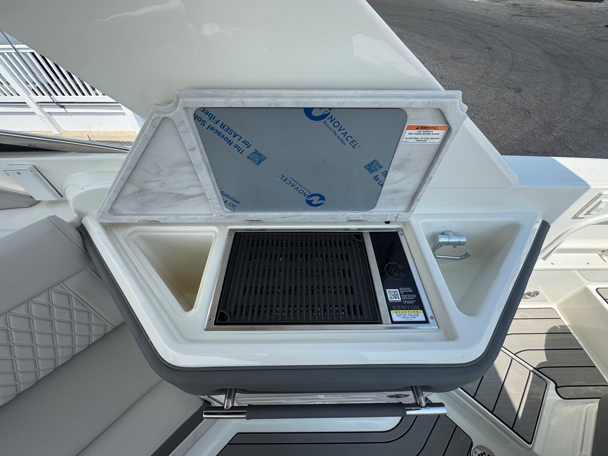2027 Sea Ray SLX 310 Outboard 14