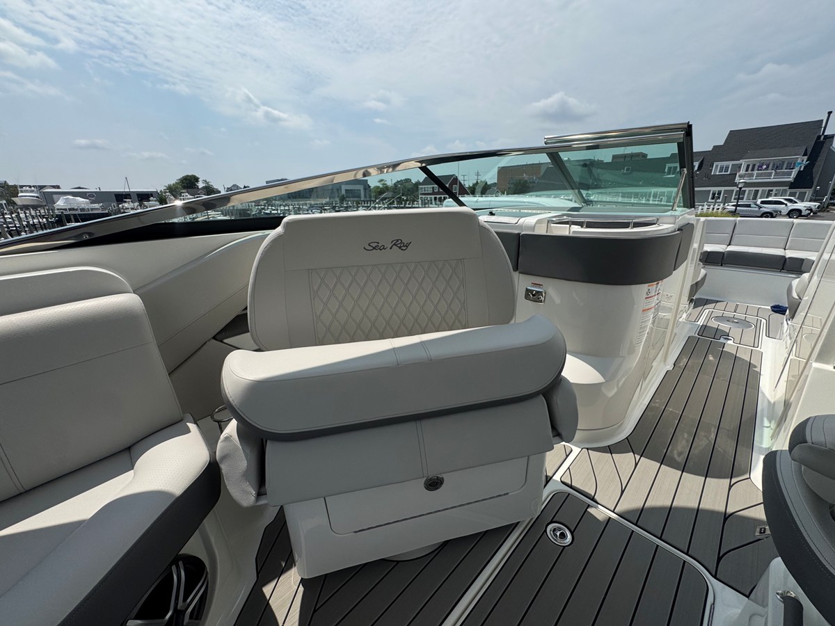 2027 Sea Ray SLX 310 Outboard 18