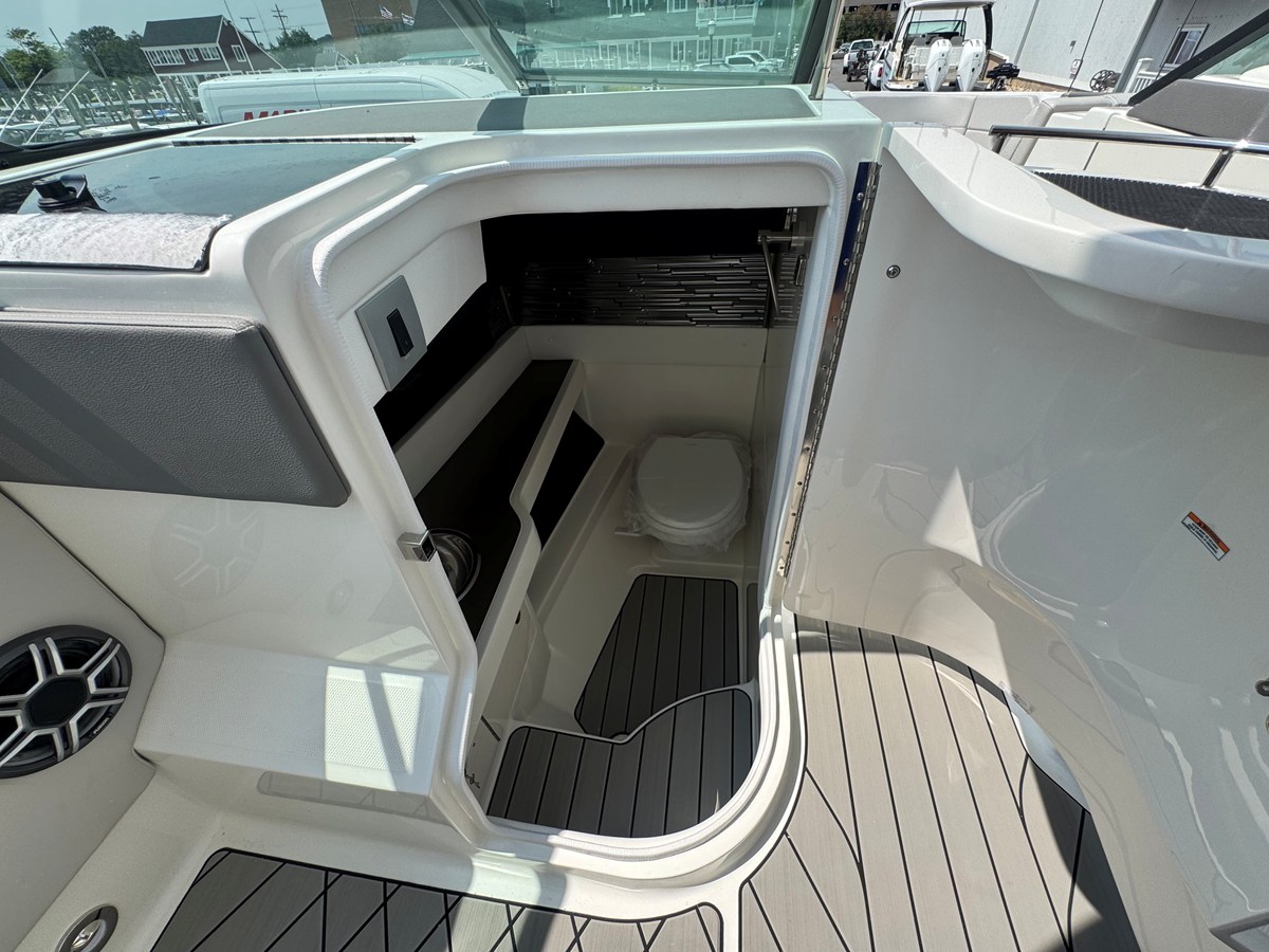 2027 Sea Ray SLX 310 Outboard 23