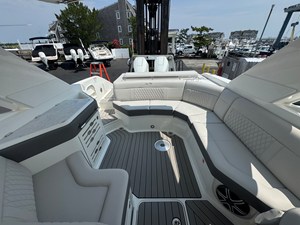 2027 Sea Ray SLX 310 Outboard 8