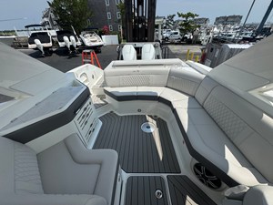 2027 Sea Ray SLX 310 Outboard 9