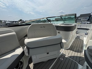 2027 Sea Ray SLX 310 Outboard 18