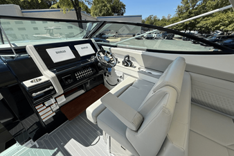 Cruisers Yachts 38 GLS 33 2026 Cruisers Yachts 38 GLS 34